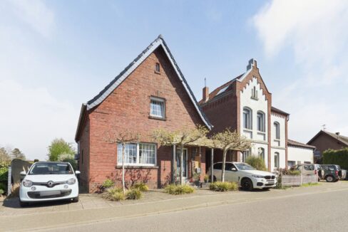 Hausansicht_mit_Zufahrt_und_Carport_