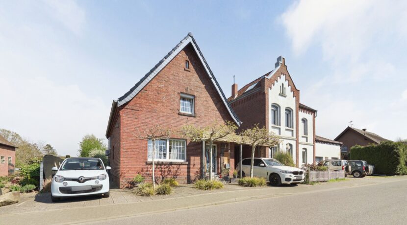 Hausansicht_mit_Zufahrt_und_Carport_