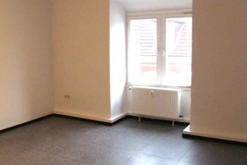 Eines der Zimmer mit hohen Decken