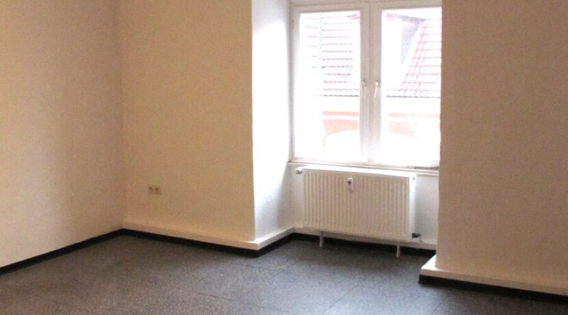 Eines der Zimmer mit hohen Decken
