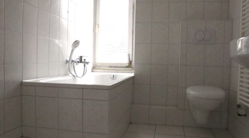 ...mit Wannenbad dahinter