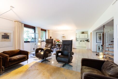 Blick von der Terrassentür zum Wohnbereich