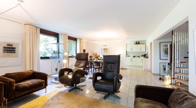 Blick von der Terrassentür zum Wohnbereich