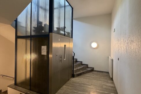 Hausflur mit modernem Fahrstuhl