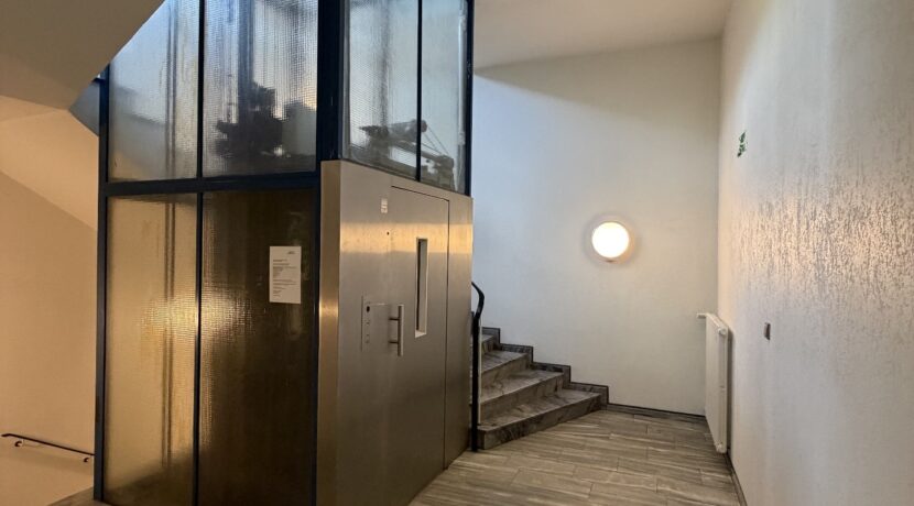 Hausflur mit modernem Fahrstuhl