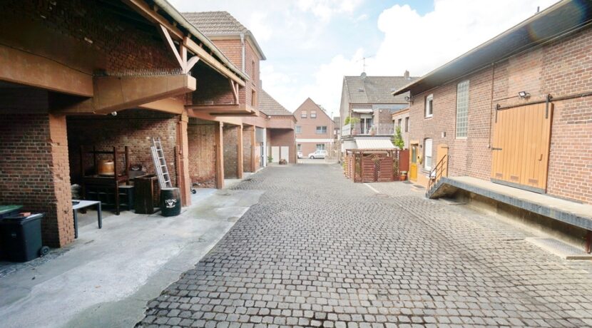 Innenhof mit Stellplätzen