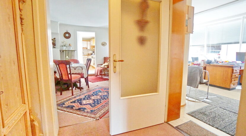 Flur mit Zugang zum Büro