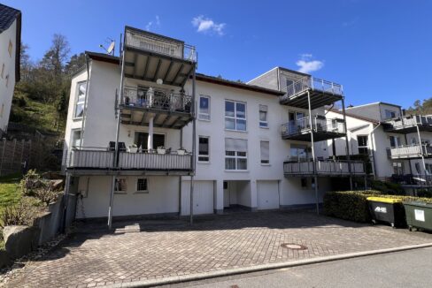 Rückansicht + PKW-Stellplätze