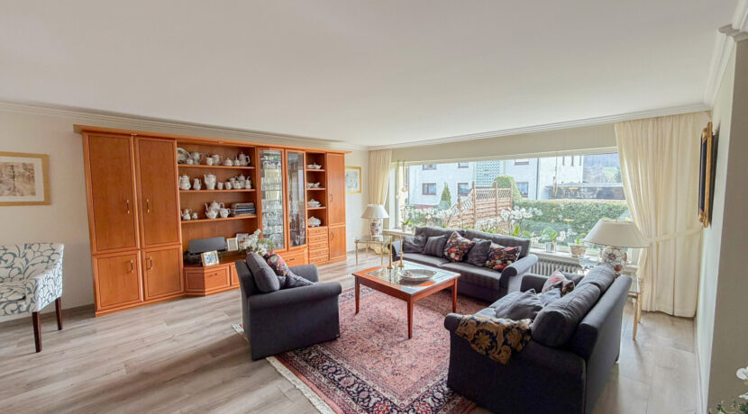 großes Wohnzimmer (EG)