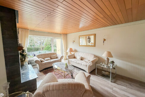 2. Wohnzimmer mit Kamin (EG)