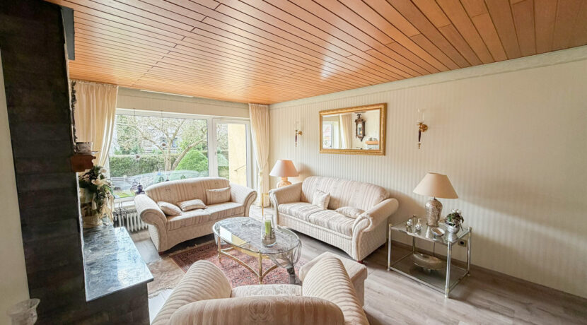 2. Wohnzimmer mit Kamin (EG)