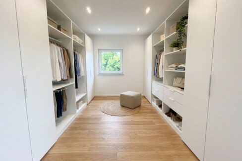 KI fertiggestelltes Ankleidezimmer