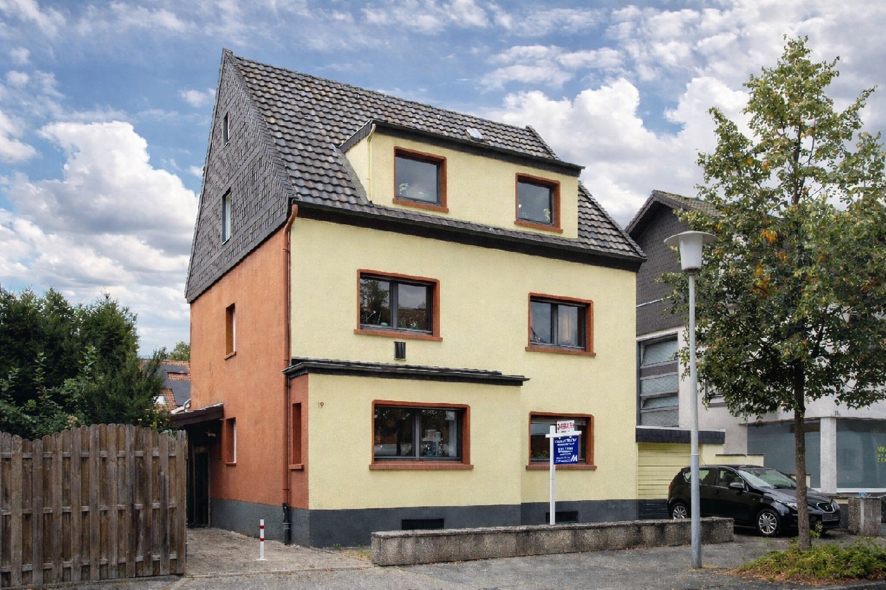 Kapitalanlage mit Entwicklungspotenzial: 2-3-Familienhaus + Nebengebäude