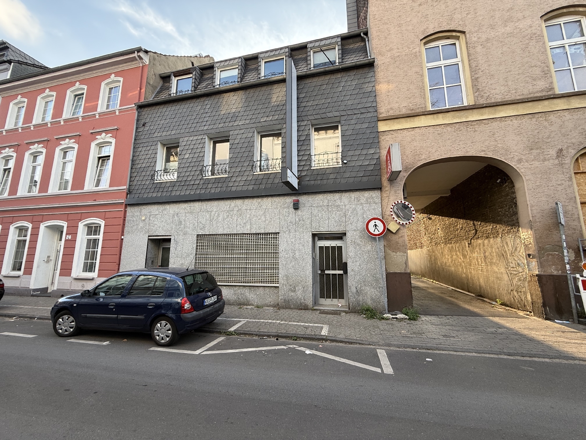 WOHNGESCHÄFTSHAUS MIT 1-3 WOHNEINHEITEN, EINEM LADENLOKAL UND LAGERFLÄCHEN IN KREFELDCITY ZU KAUFEN!