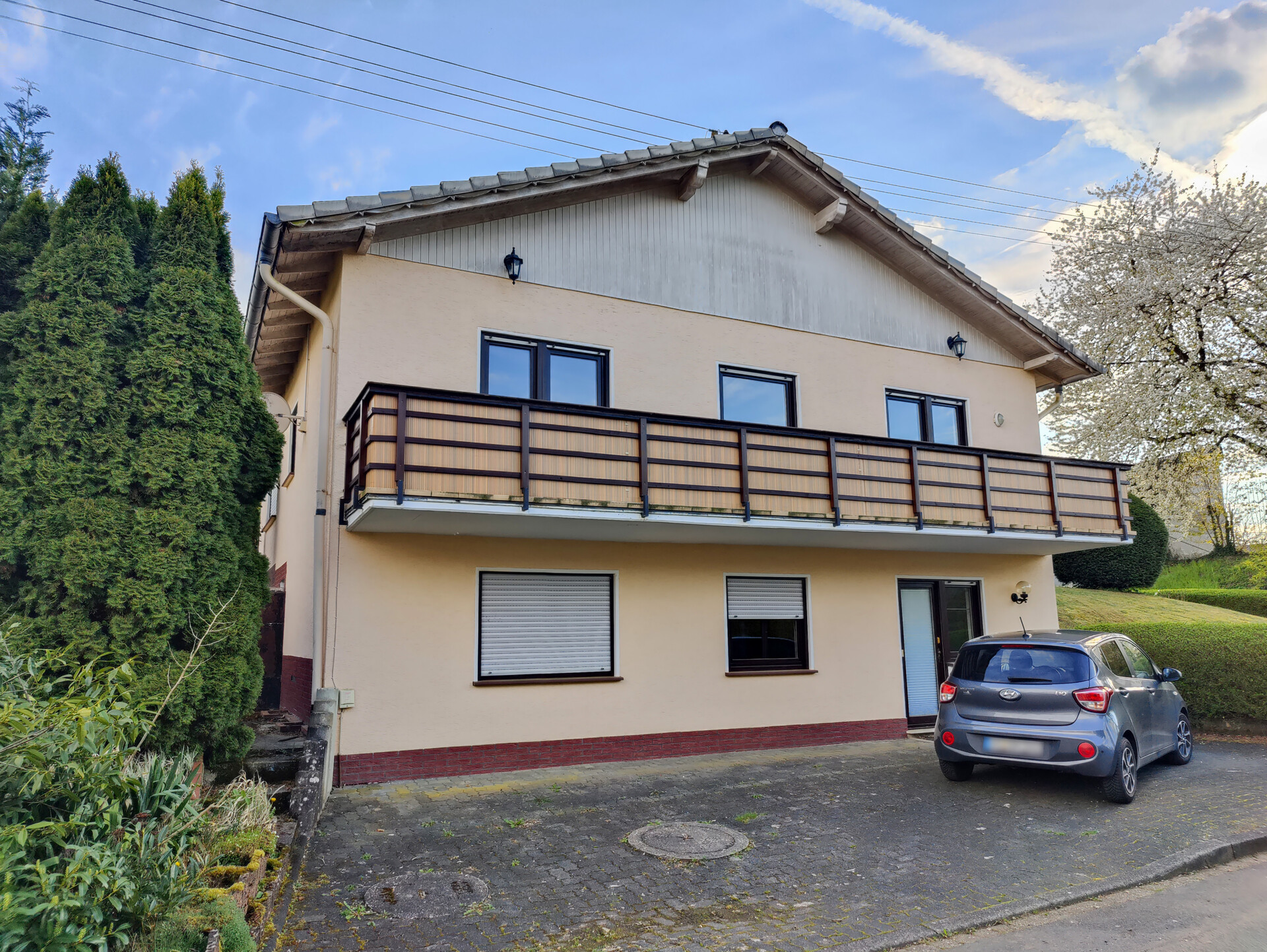 Ein-/Zweifamilienhaus in idyllischer Höhenlage mit herrlichem Ausblick!