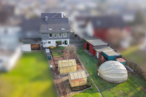 Gartenansicht mit Pool unter der Rundkuppel