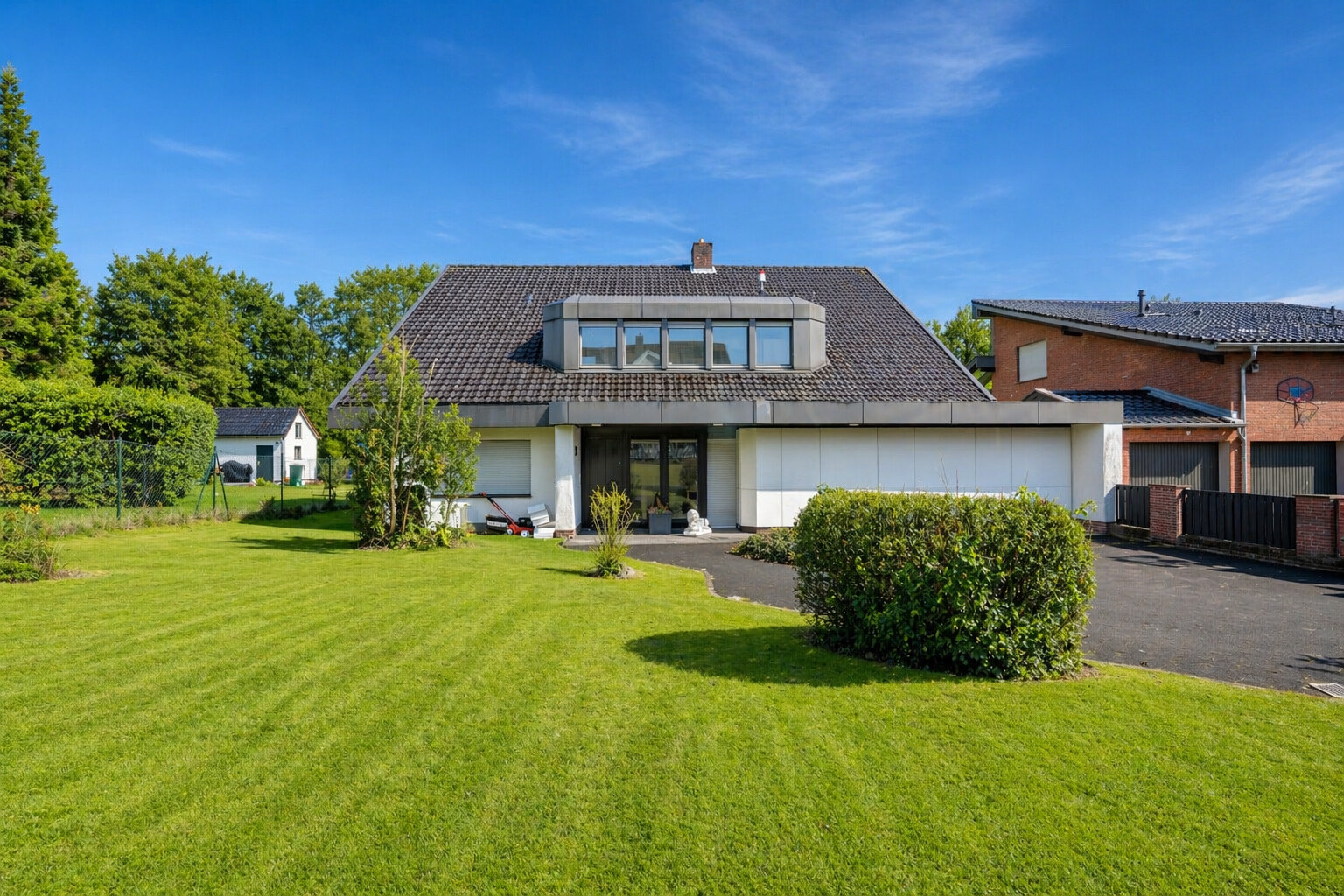 Doppelte Chance im Grünen – Wohnen mit Pool & Bauen am Waldrand