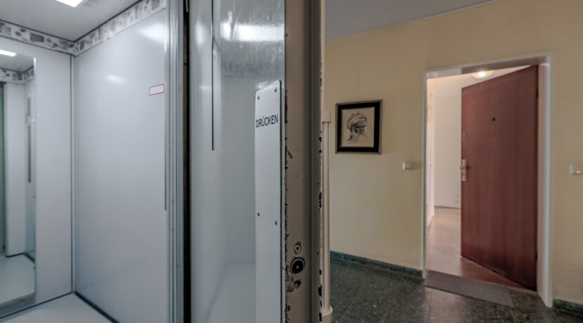 Treppenhaus/Aufzug