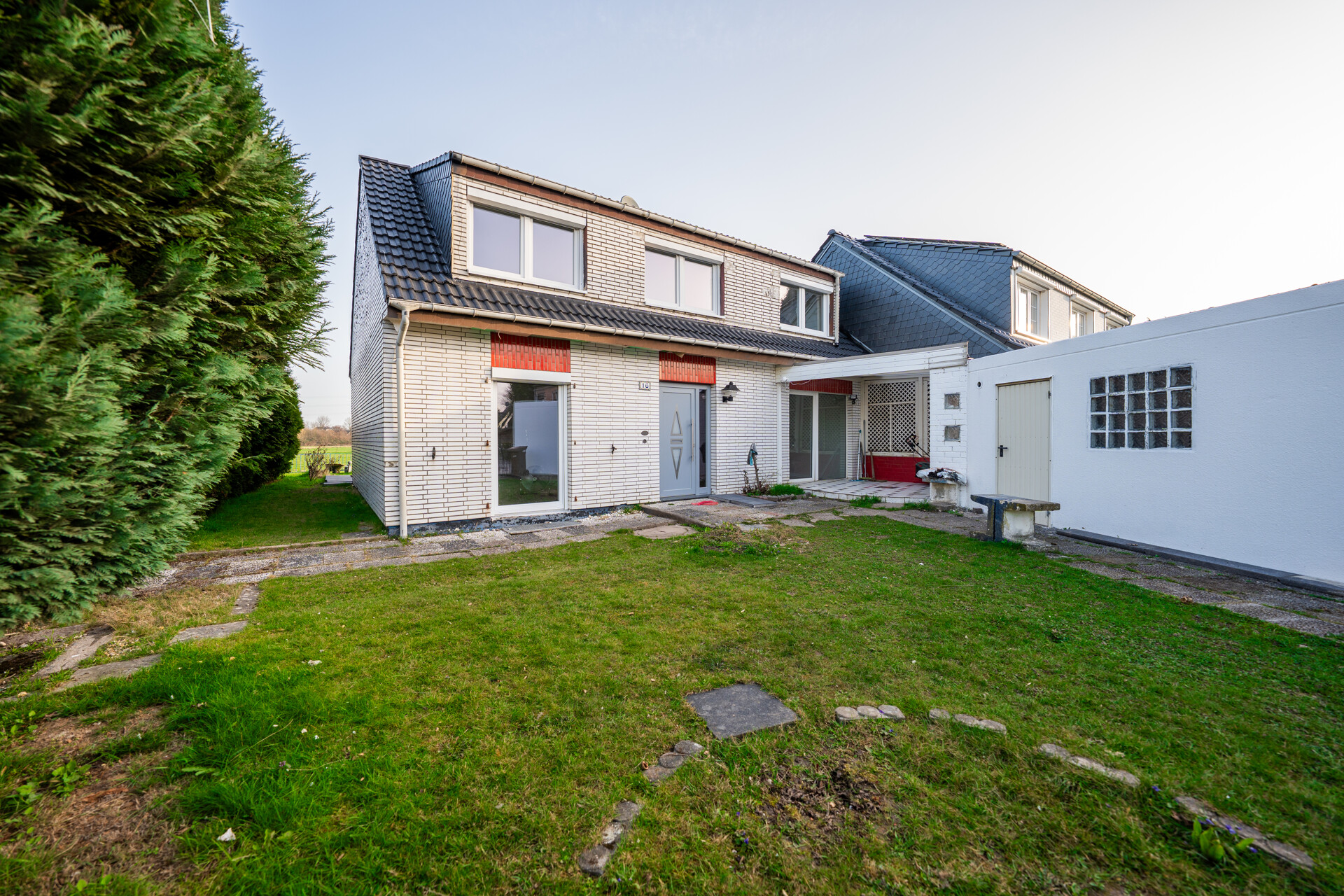 Saniertes Einfamilienhaus: 5 Zimmer mit Garten, Terrasse & Vollunterkellert in Jüchen – 127 m²