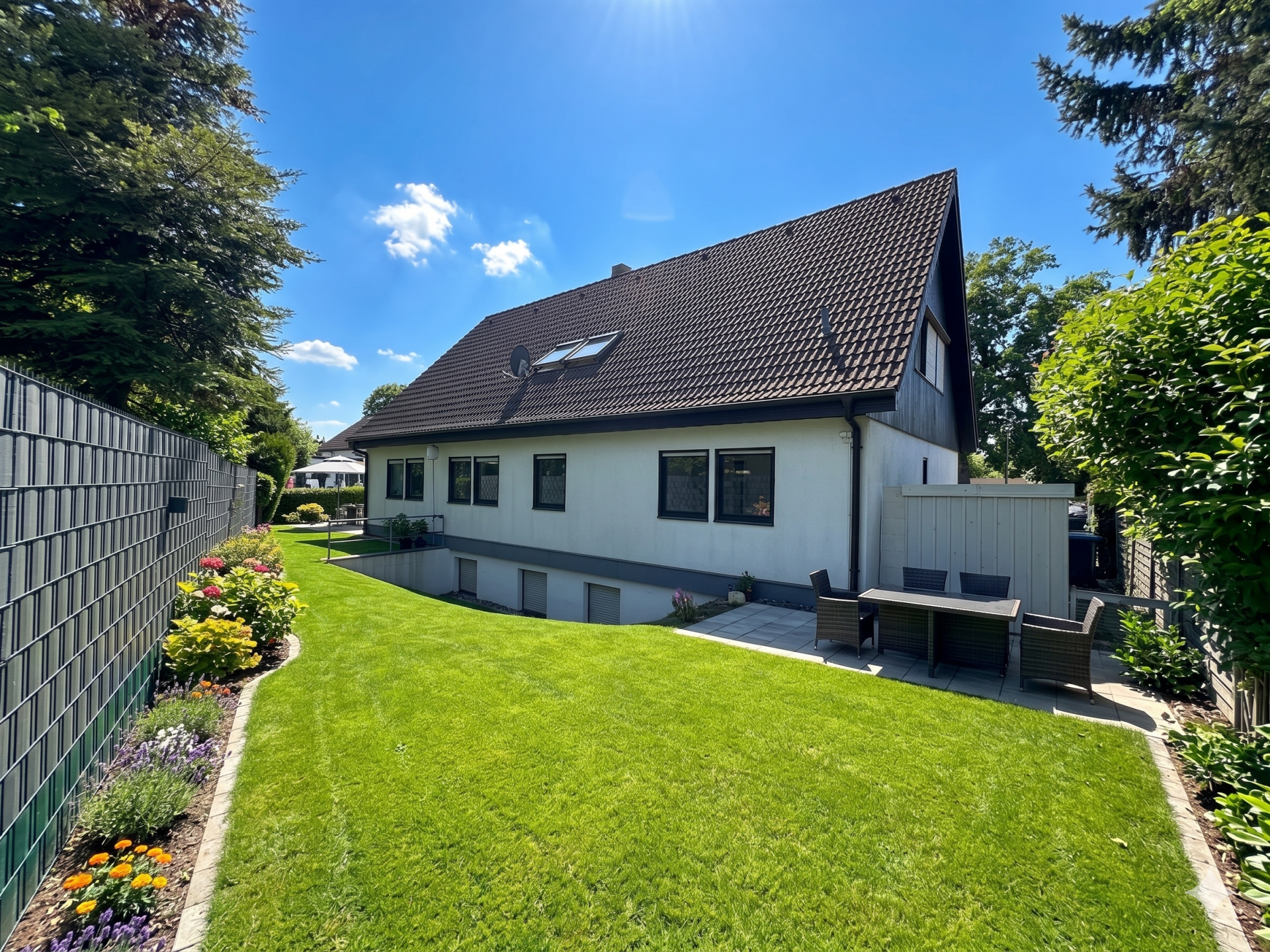 Einfamilienhaus mit vermieteter Einliegerwohnung und großem Keller in Altenbönen