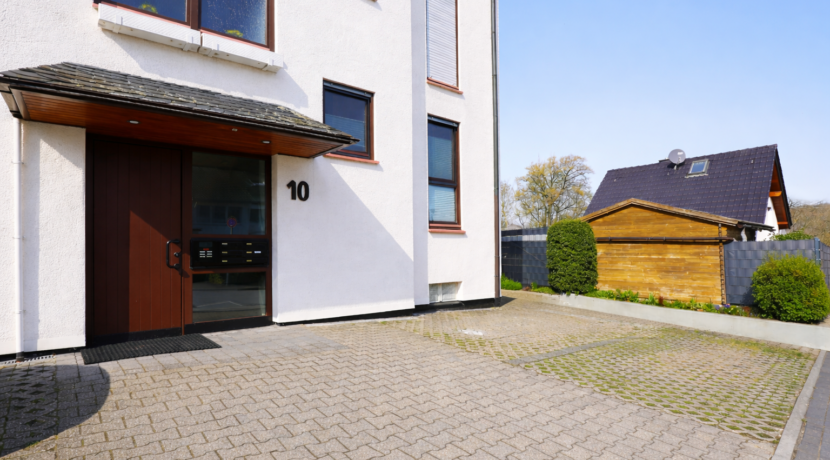 PKW- Stellplatz vor dem Haus