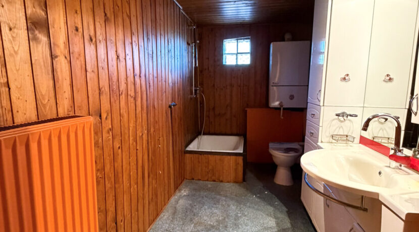 Badezimmer (EG)