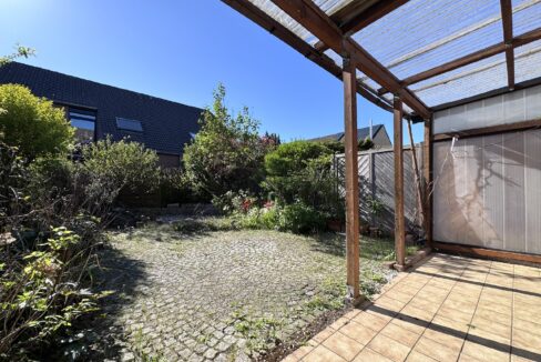 Blick in den sonnigen Garten