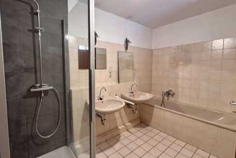 Badezimmer mit Wanne und Dusche