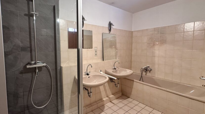Badezimmer mit Wanne und Dusche
