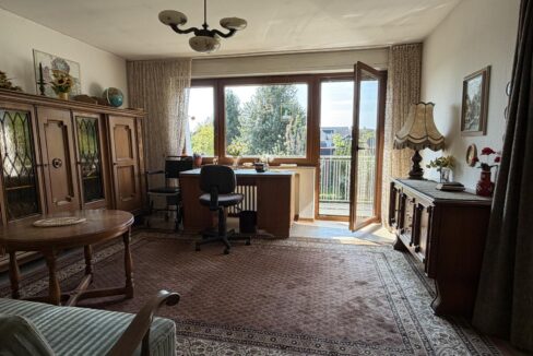Büro mit Austritt auf den Balkon