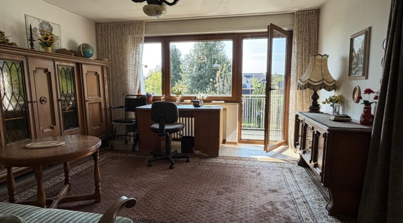 Büro mit Austritt auf den Balkon