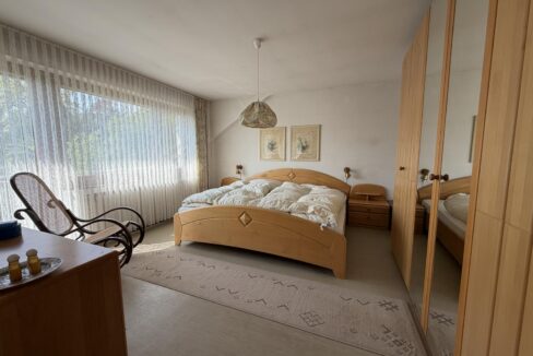 Schlafraum 1 mit Austritt auf den Balkon