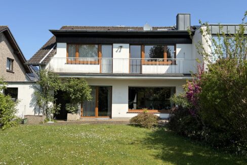 Hausrückseite mit Balkon