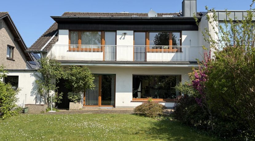 Hausrückseite mit Balkon