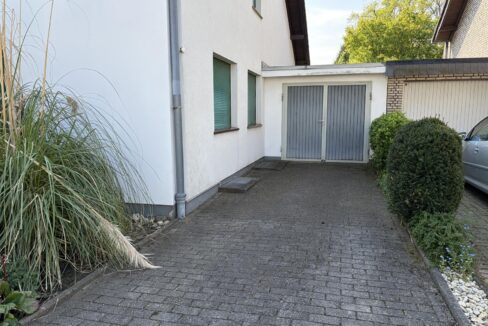 Garage und Stellplätze