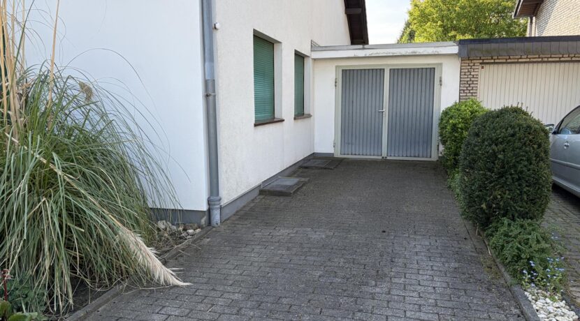 Garage und Stellplätze