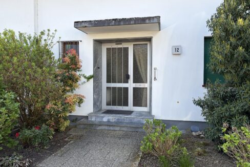 Haustür mit Überdachung