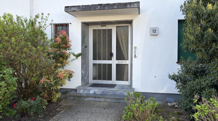 Haustür mit Überdachung