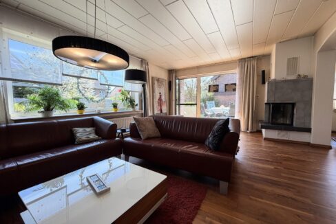Wohnzimmer mit Terrassenaustritt