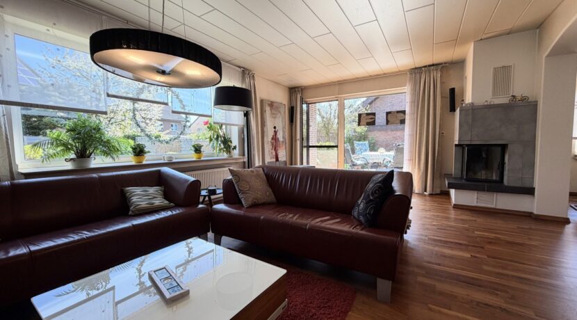 Wohnzimmer mit Terrassenaustritt