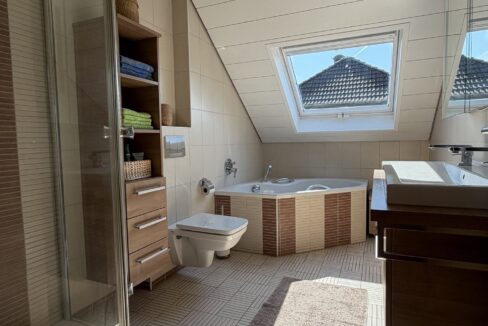Badezimmer mit Dachflächenfenster