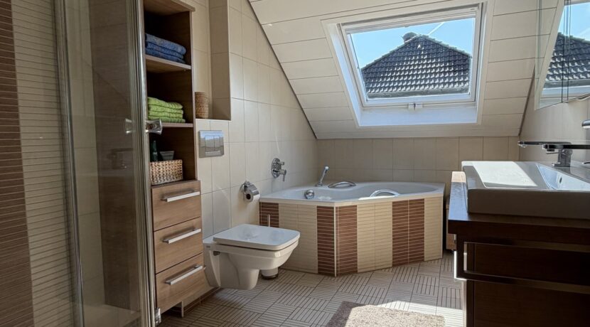 Badezimmer mit Dachflächenfenster