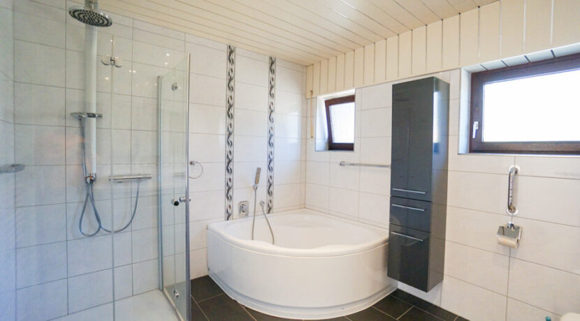 ... mit Wanne und Dusche