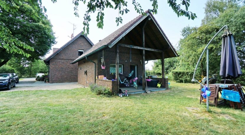 Garten mit Nebengebäude