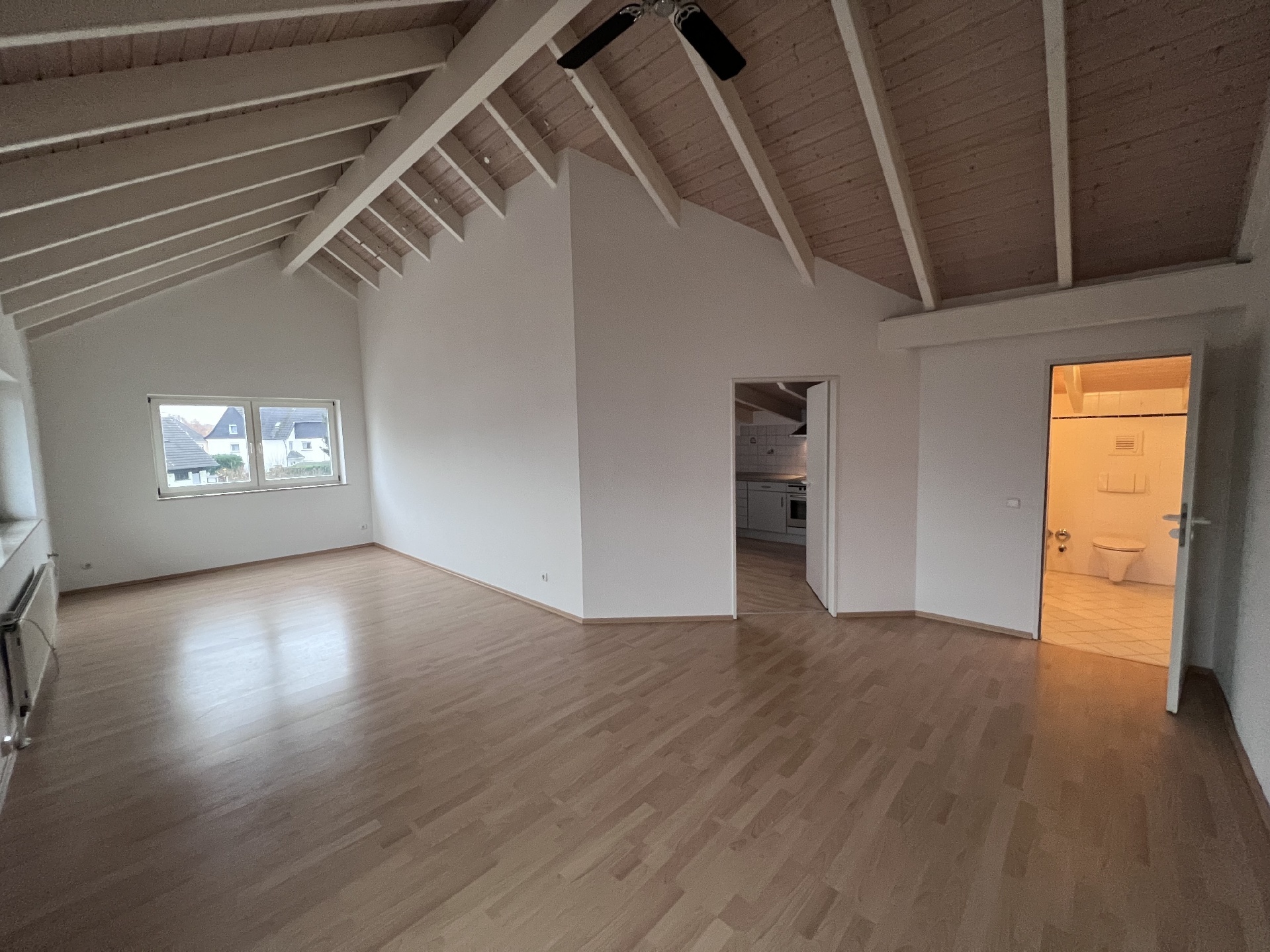 2-Zimmer-Dachgeschoss-Wohnung mit hohen Decken in Oberpleis