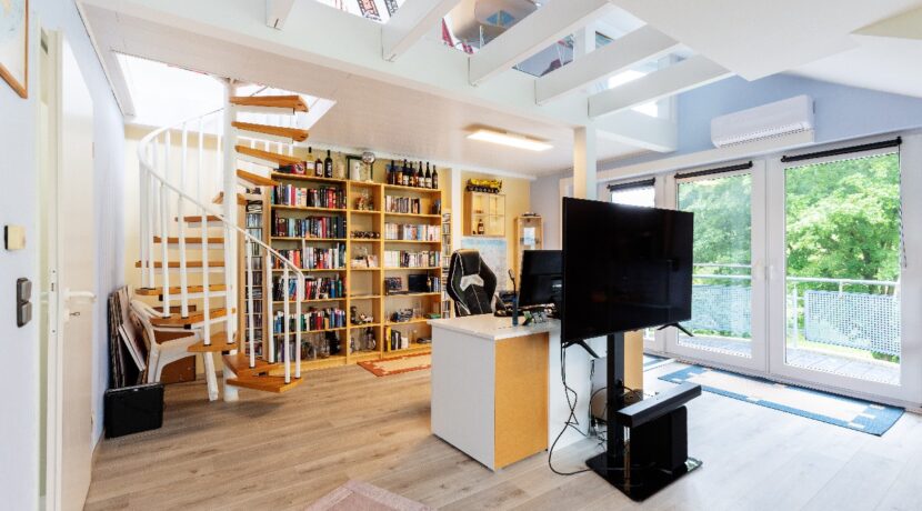 Wohnzimmer mit offener Empore