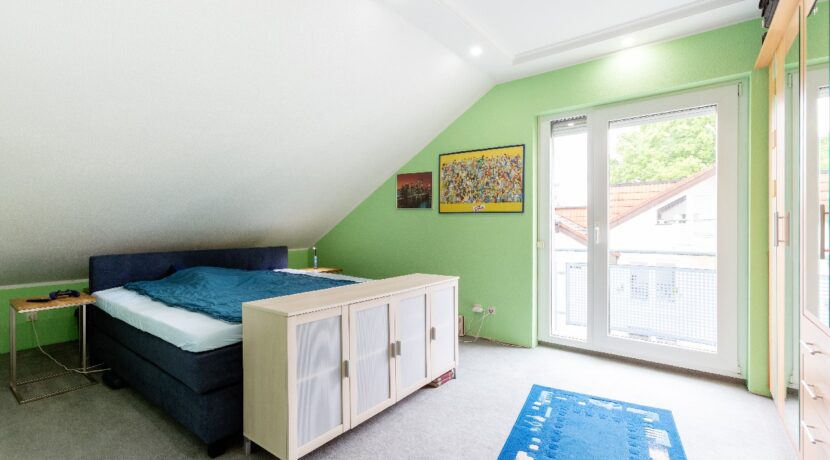 Schlafzimmer mit Austritt