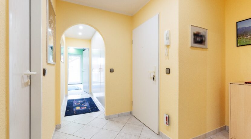 Diele mit Einbauten + Gäste-WC