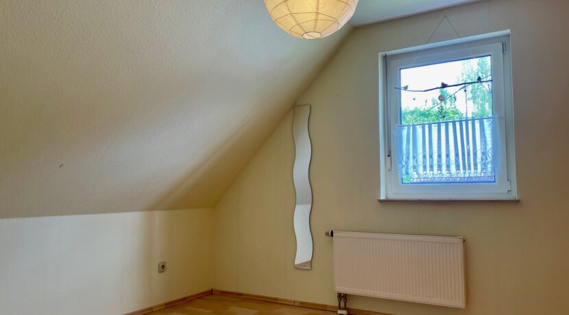 Schlafzimmer (DG)