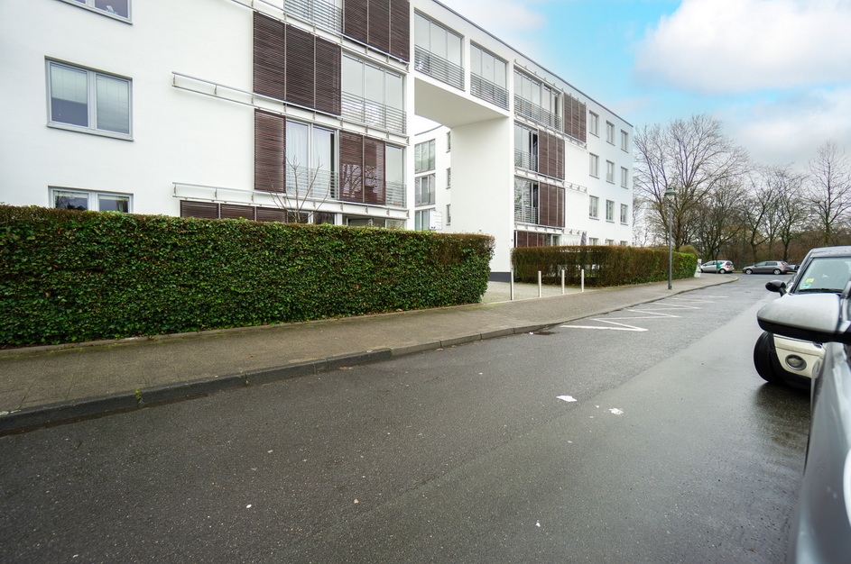 Düsseldorf: Große Traumwohnung mit Blick ins Grüne im Herzen von Oberkassel - Foto 1